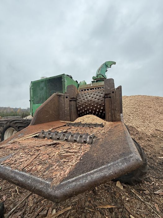 В продажі дробільна машина для дерева на базі харвестера 6*6