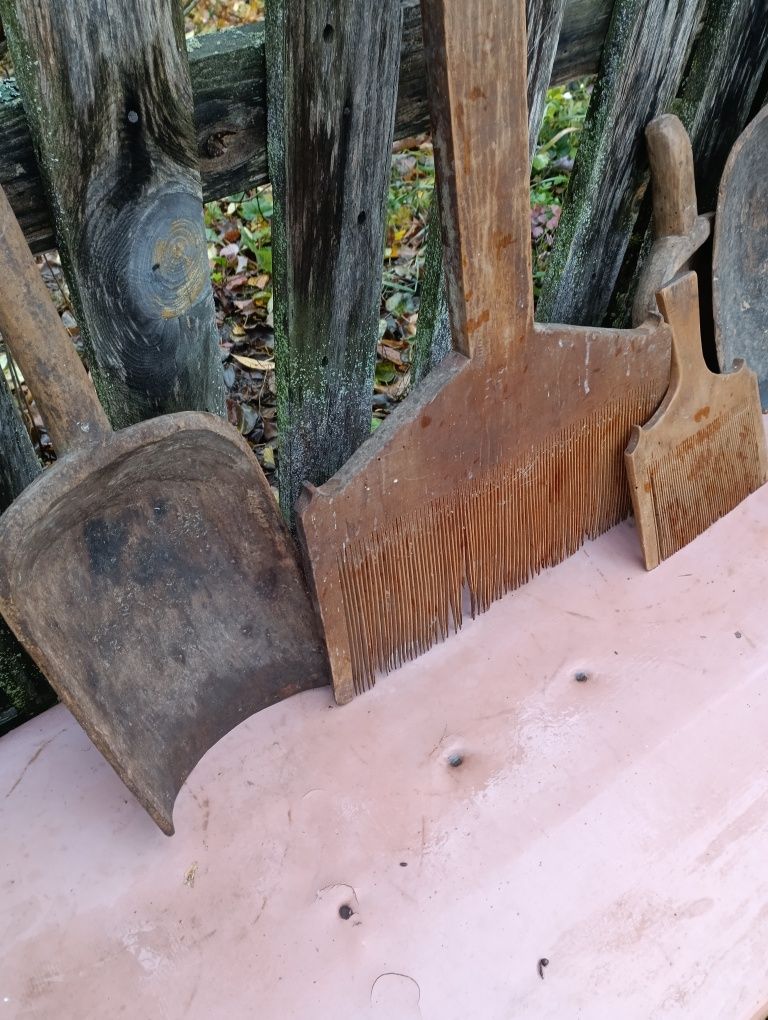 Автентичні старовинні дерев'яні знаряддя праці  гребні для прялки, чес