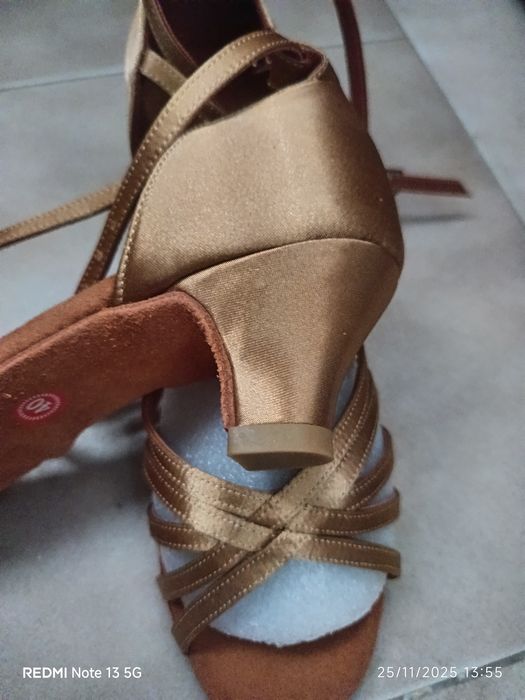 Sapatos de baile. Música latina. Salão