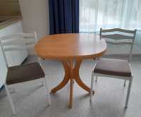 Praktyczny stół rozkładany i dwa krzesła tapicerowane