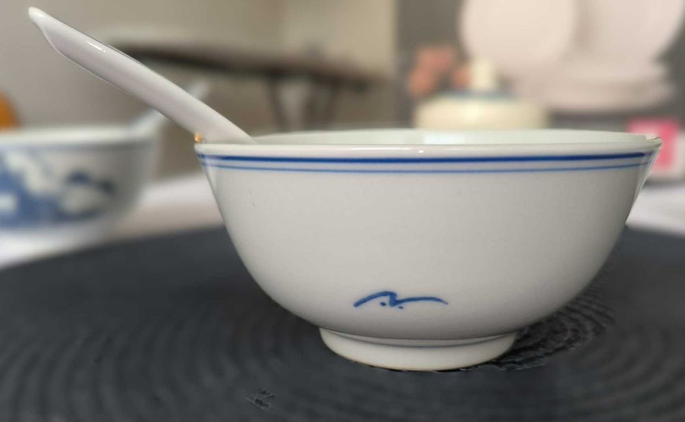 2 chińskie miseczki z łyżeczkami