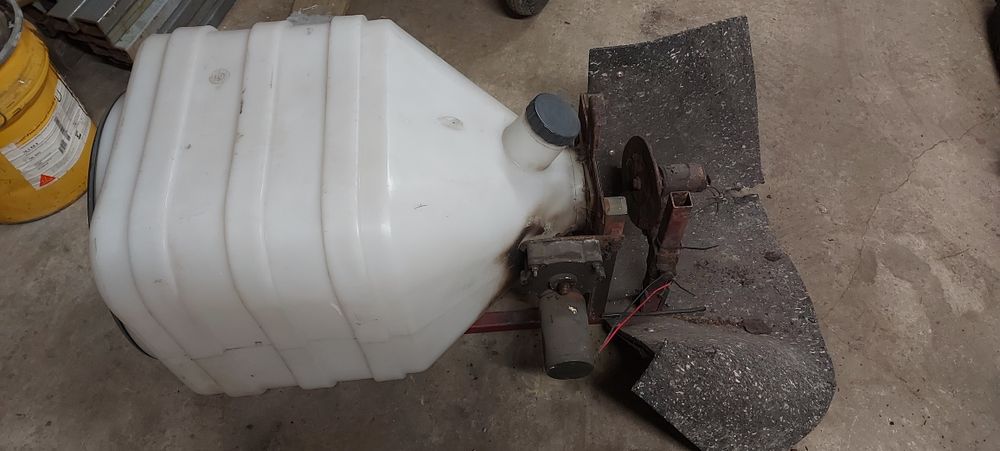 Zbiornik z mieszadłem  do siewnika piaskarki 110litrow maly