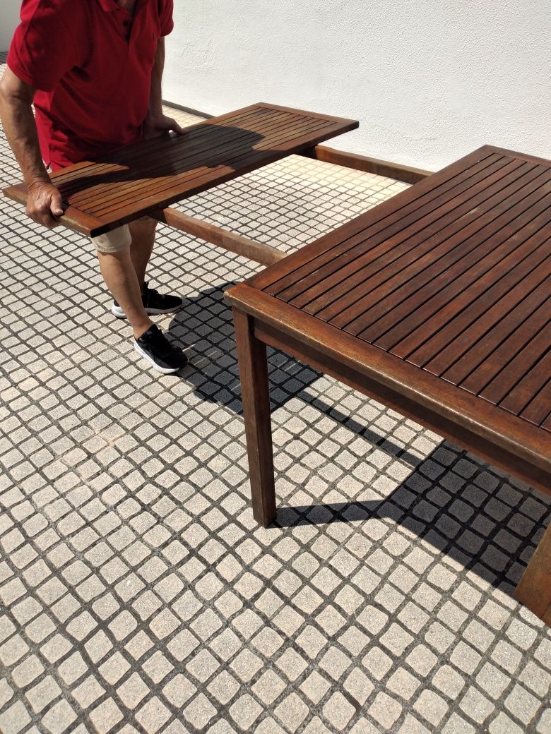 Mesa e 8 Cadeiras de Jardim em Madeira. Torres Vedras.