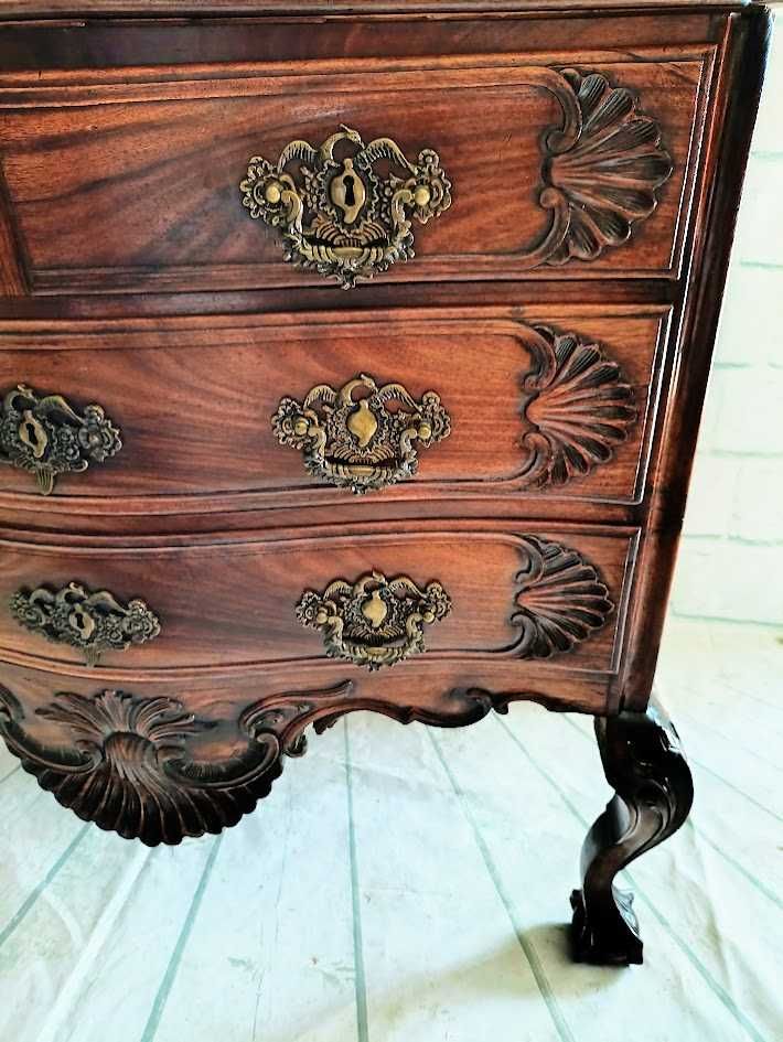 Cómoda estilo D. João V madeira maciça nogueira