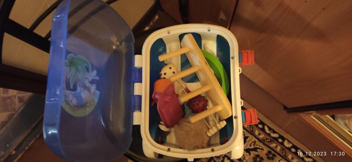 Детский пластиковый чемодан на колесиках
