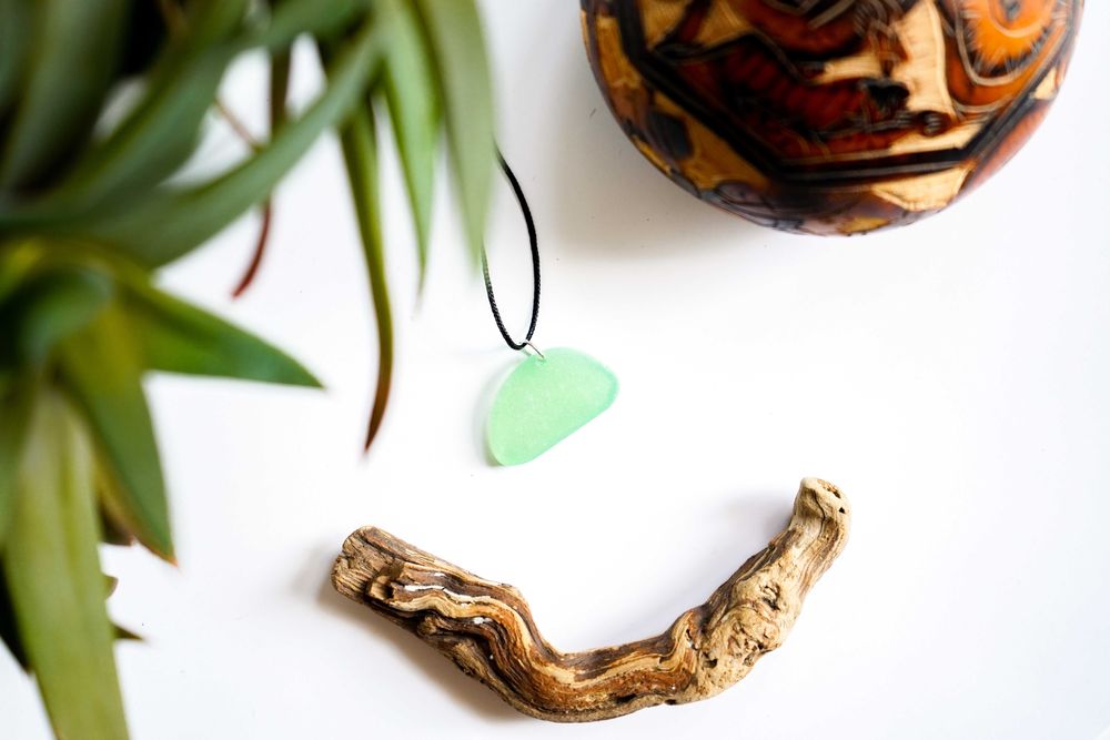 Asymetryczny zielony wisiorek świecący w ciemności i UV 1,7 x 2,9 cm