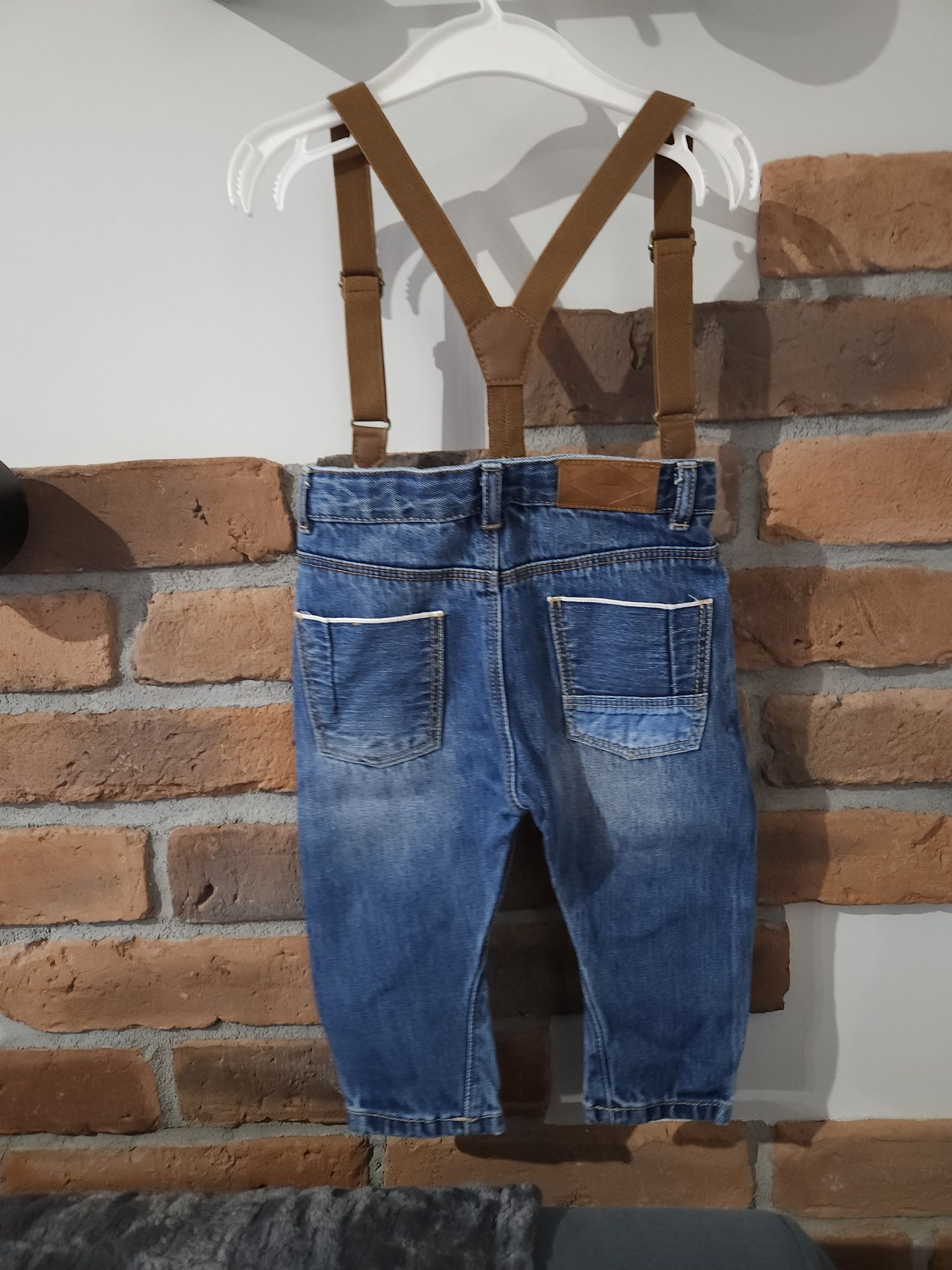 Eleganckie spodnie jeansowe na szelkach Zara 80