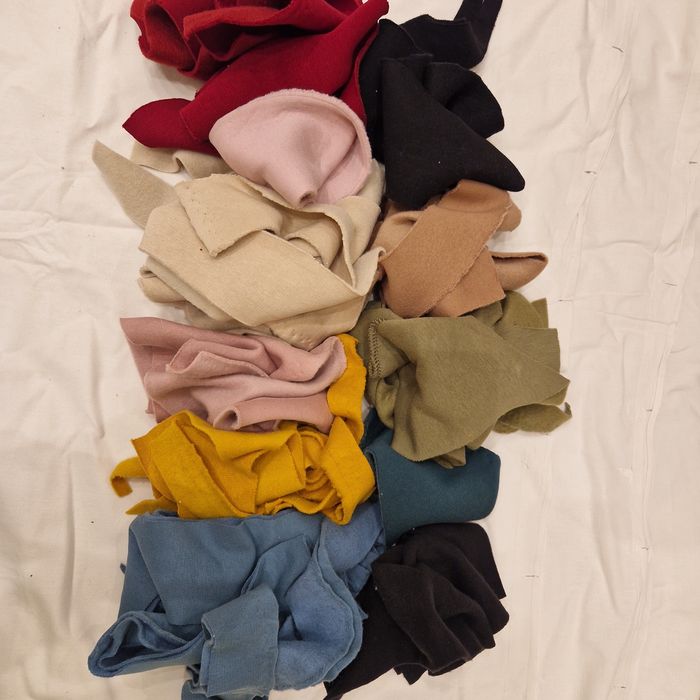 Ścinki kawałki polarowe ocielenie dla kotów psów