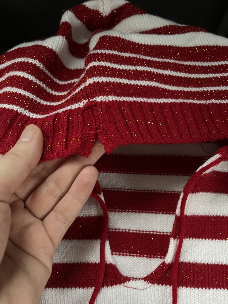 Sweter z kapturem w paski biało-czerwone