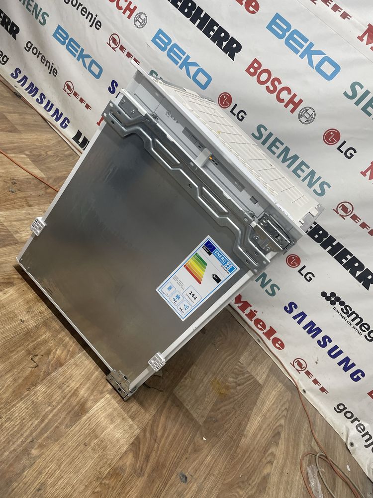 Вбудована морозильна камера Neff (bosch) під стільницю