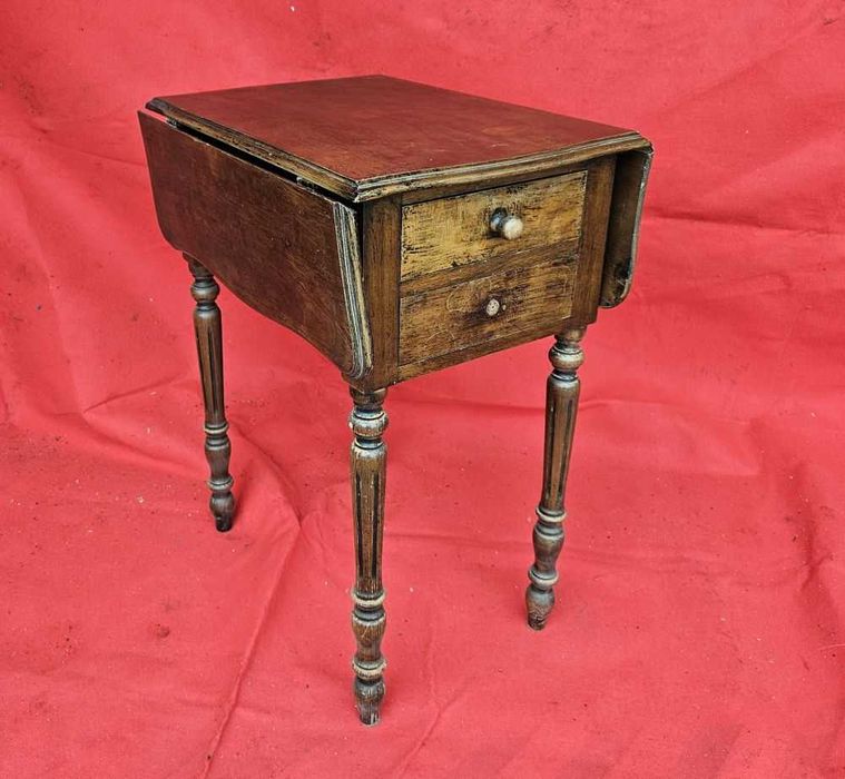 Mesa holandesa com abas e gavetas