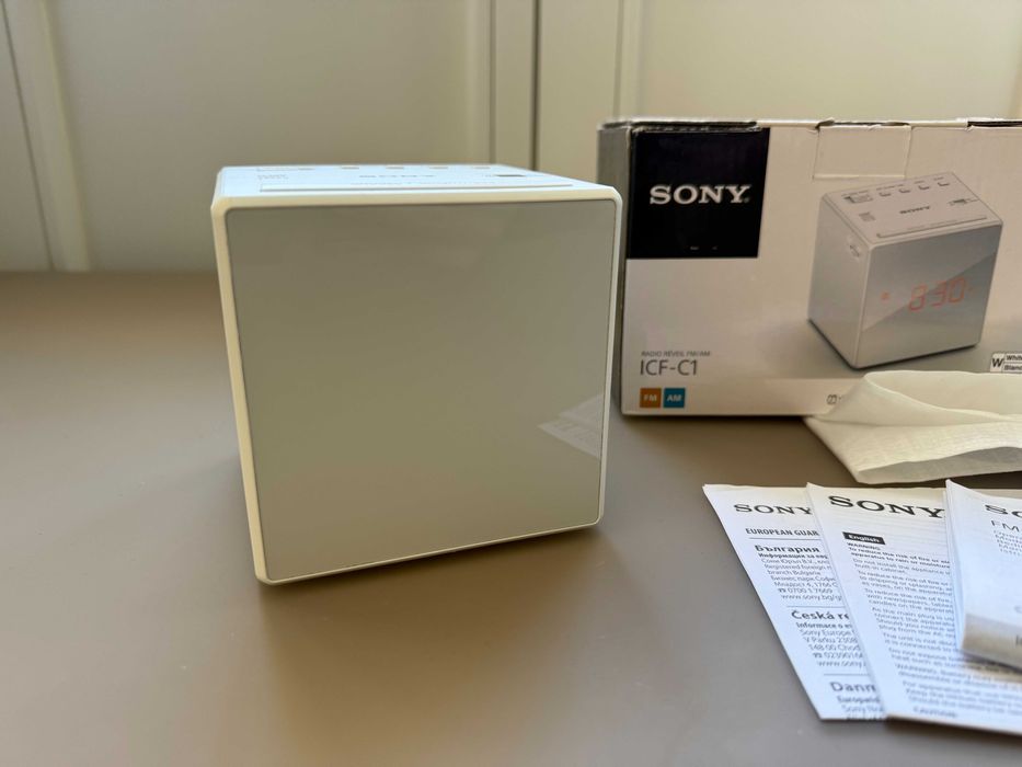 SONY ICF-C1 Портативний радіоприймач - годинник/радіо/будильник