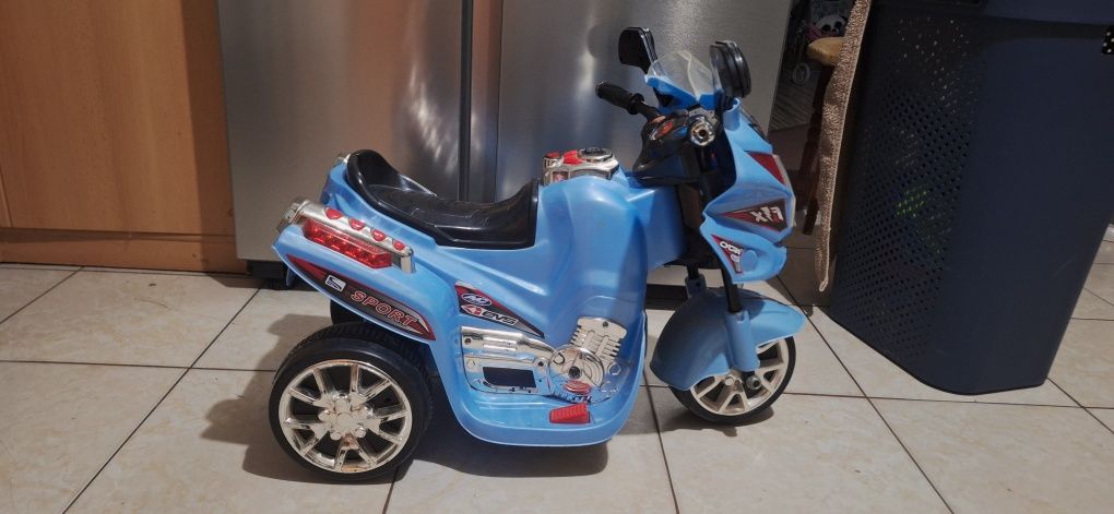Motorek na akumulator, świeci, jeździ, gra