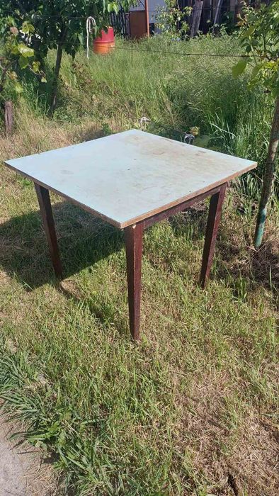 Кухня. Стол. Стул. Мойка.