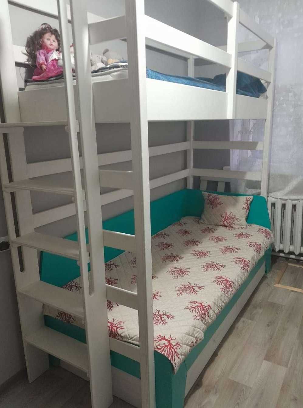 Продаємо дитяче ліжко з матрасами та шафою