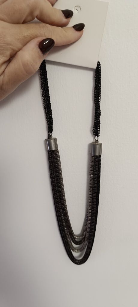 Colar preto e prateado com várias voltas