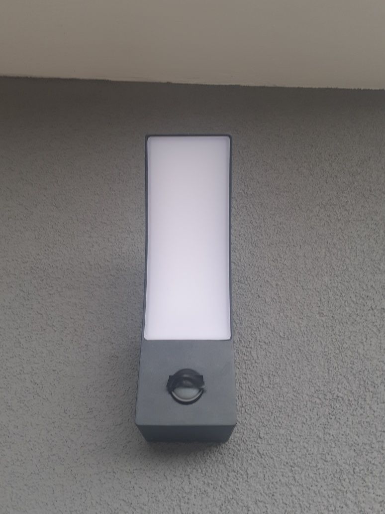 Lampa ścienna, zewnętrzna z czujnikiem ruchuna