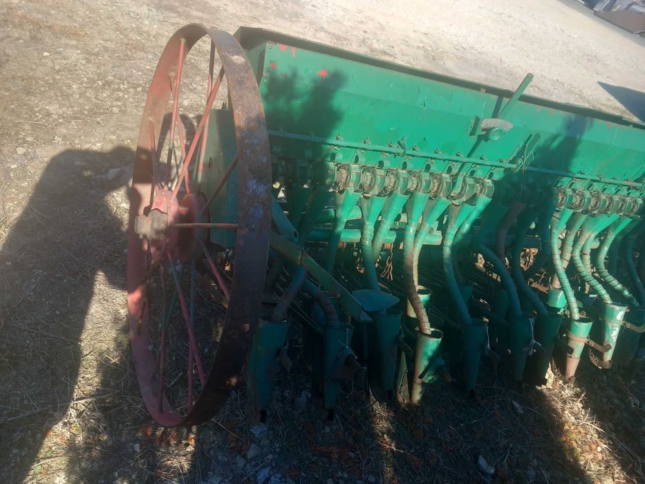 Siewnik zbożowy zawieszany