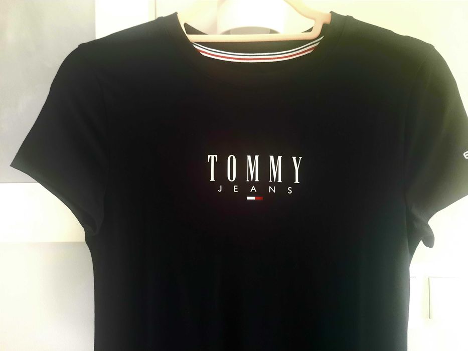 Sukienka Tommy Jeans, sportowa, dopasowana.