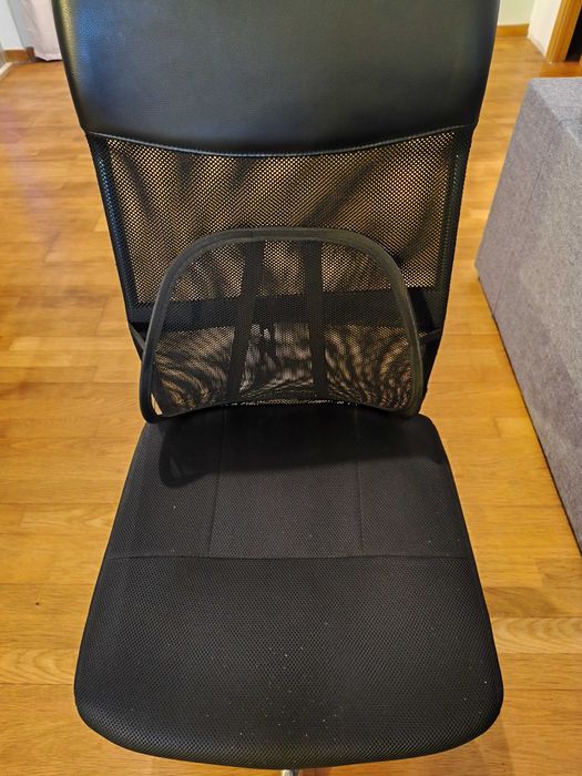 Cadeira de secretária preta ergonômica