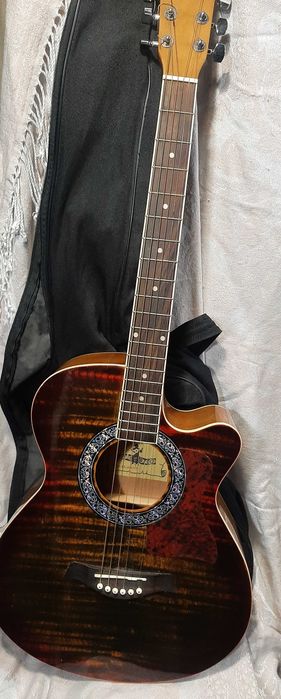 Акустическая гитара шесть струн