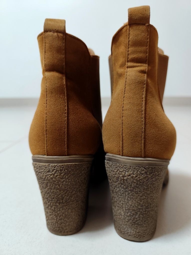 Botins castanhos com salto - Atmosphere (Novos - Tam. 40.5)