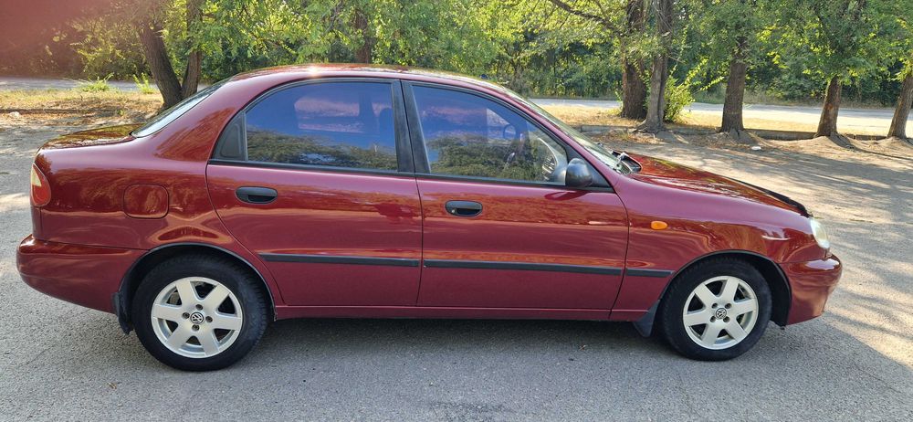 Деу Ланос 1.5 червоний