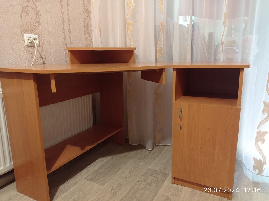 Продам письмовий комп'ютерний стіл.