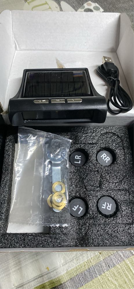 Sistema de medir a pressao dos pneus funciona com energia solar e usb