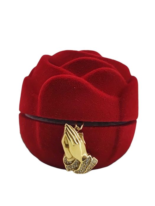 Złota zawieszka dłonie