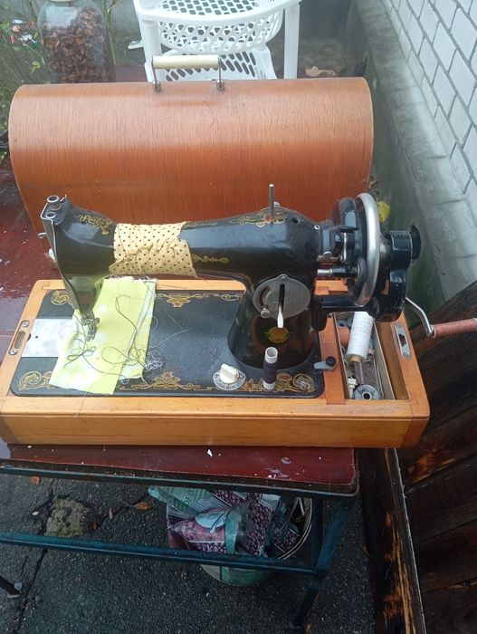 Продам швейную машинку Подводка (Пиз)
