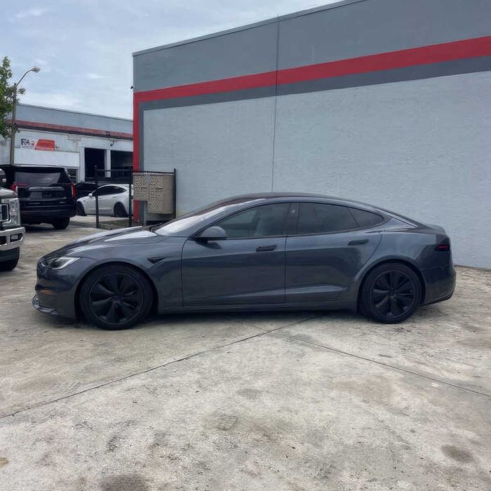 Tesla Model S      2022