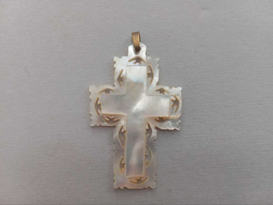 Крестик натуральный резной перламутр, винтаж.