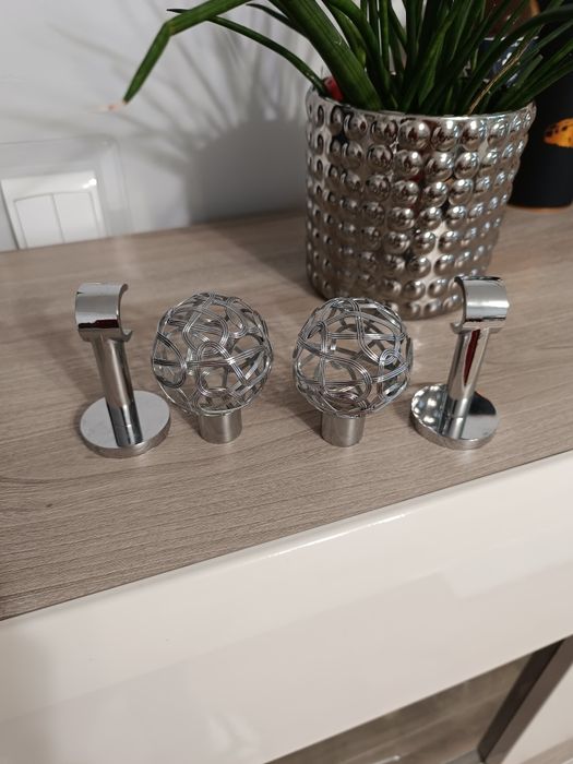 Karnisz ścienny srebrny