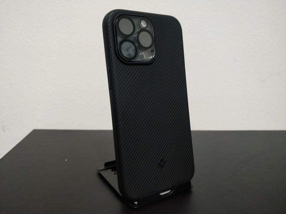 Capa Mag Armor Preta Spigen iPhone 15 Pro Max