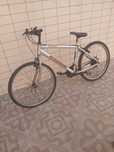 Bicicleta de homem o peneu da frente gasto