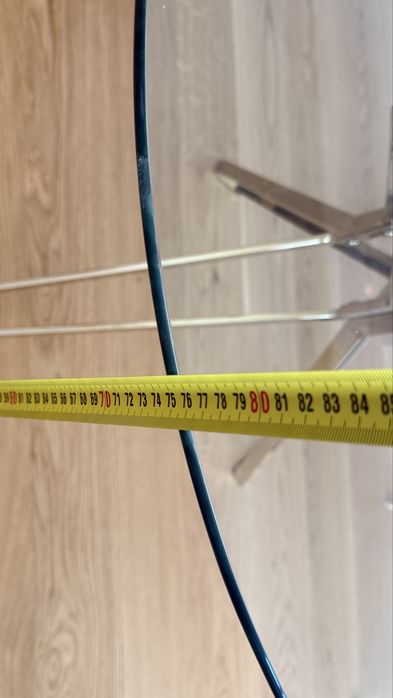 Mesa redonda em vidro 1.10cm, com estrutura metalica dourada.