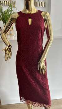 Karminowa sukienka z haftowanym wzorem XXL
