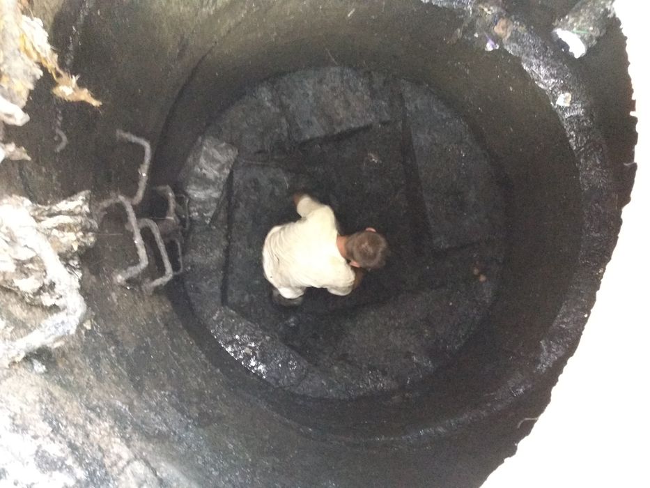 Почистим яму в ручную чистка сливных ям чистка выгребных ям откачка