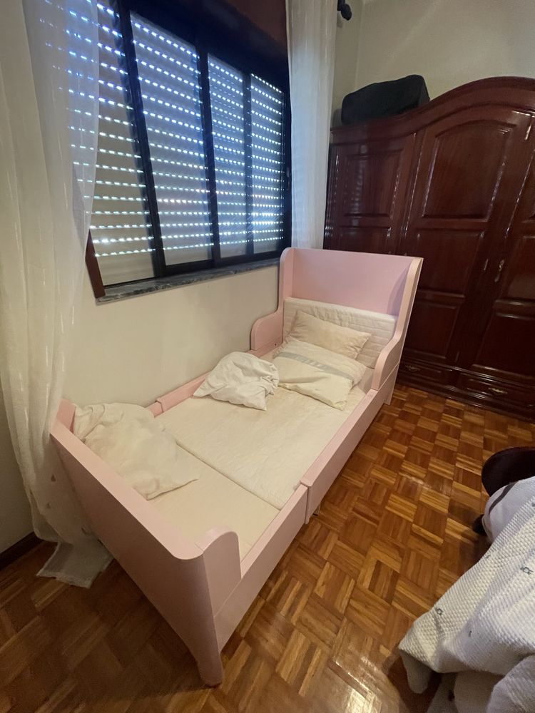 Cama de crianca cor de rosa