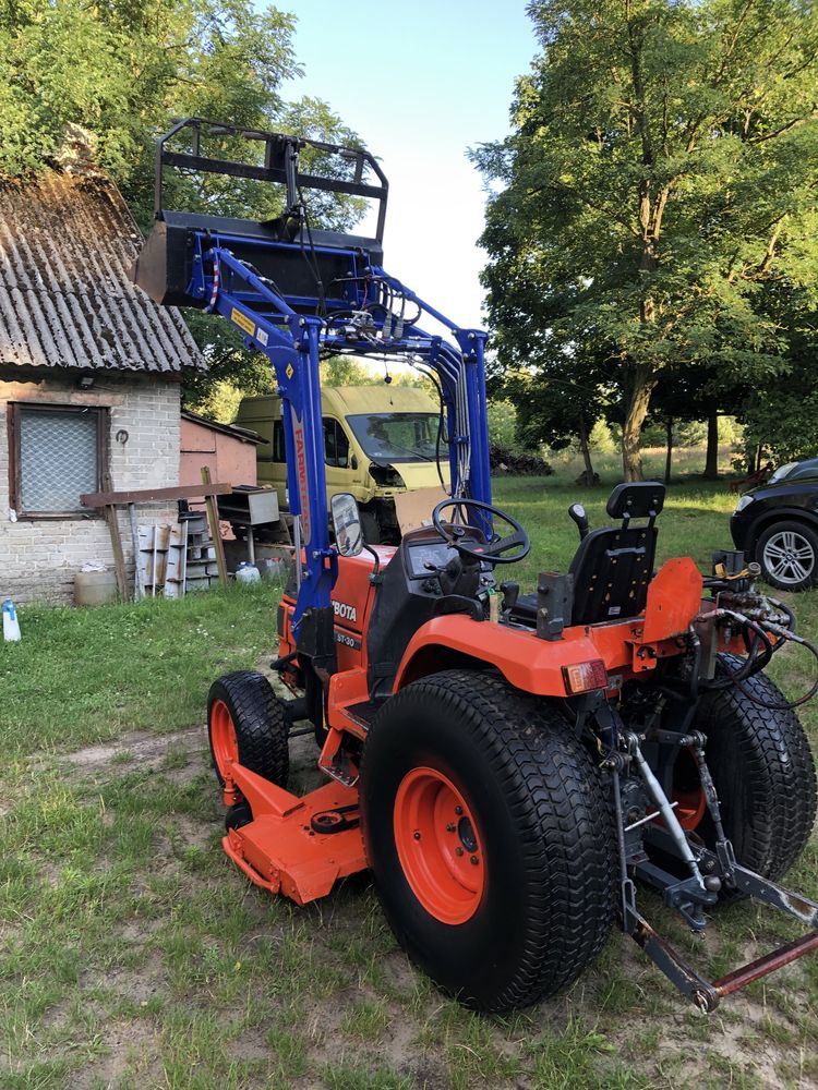 Traktorek st30 4x4 z ładowaczem