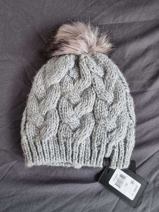 Szara czapka zimowa. Futro ciepły polar popielata beanie pompon DKNY