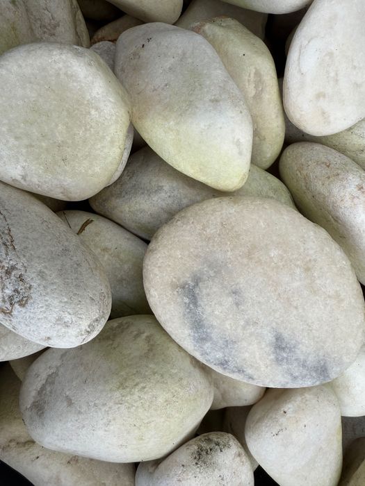 Pedra decorativa mármore branco rolado 25-40mm 20 kg