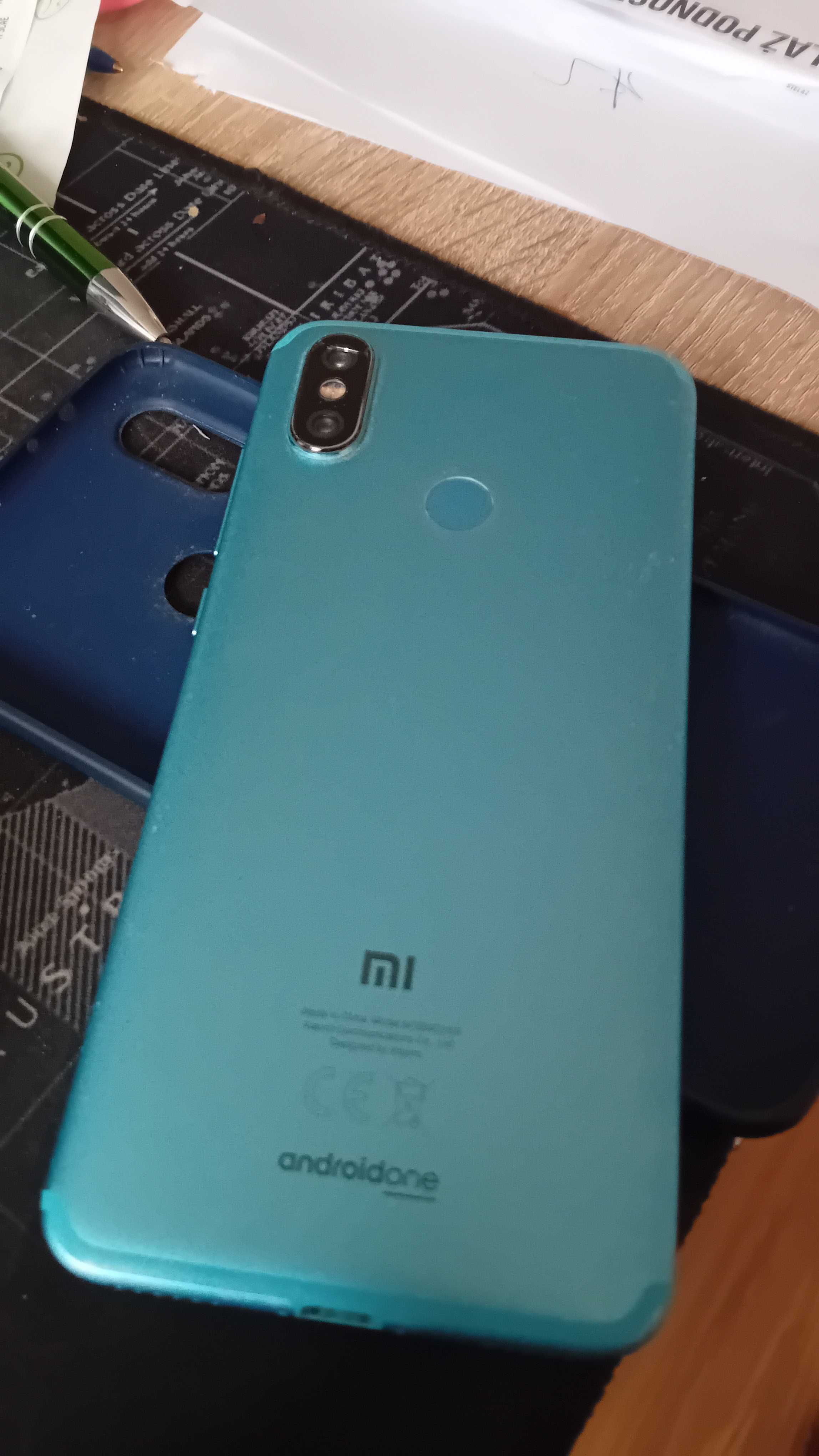 Smartfon Xiaomi Mi A2 4 GB / 64 GB 4G (LTE) biało-niebieski
