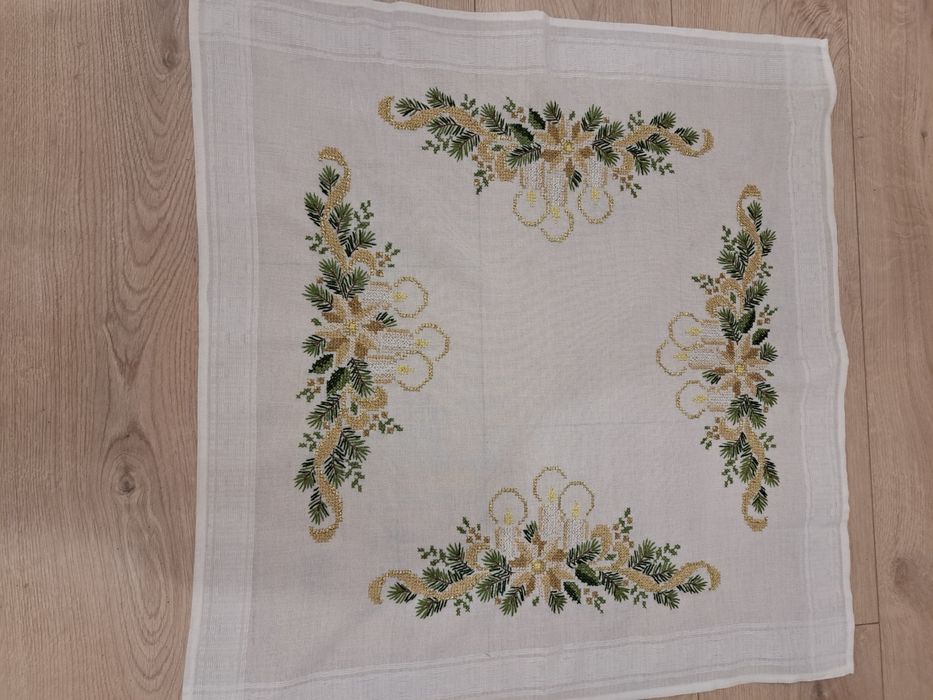 *Piękny haftowany obrus świąteczny.