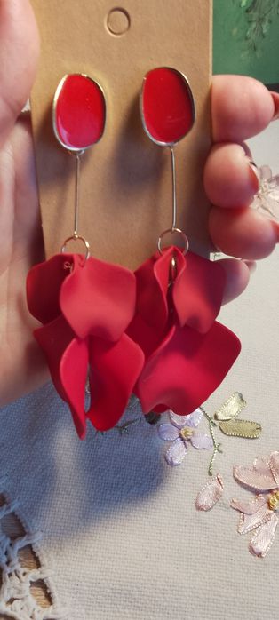 Czerwone długie eleganckie kolczyki płatki