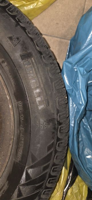 Opony zimowe Pirelli na felgach stalowych 185/70 R14 + kołpaki Hondy