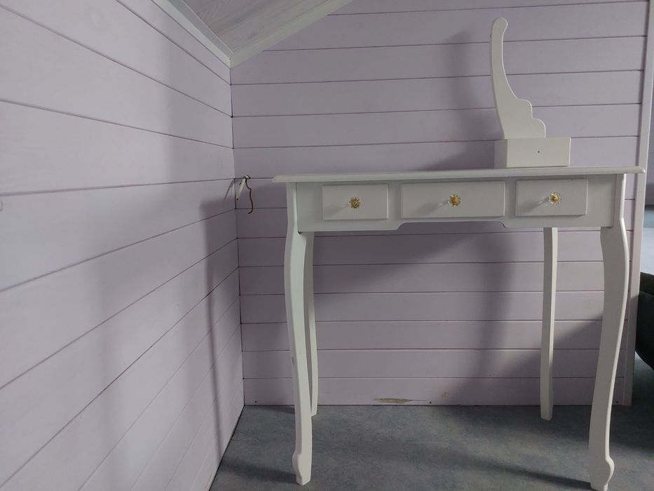 Туалетный столик в детскую комнату