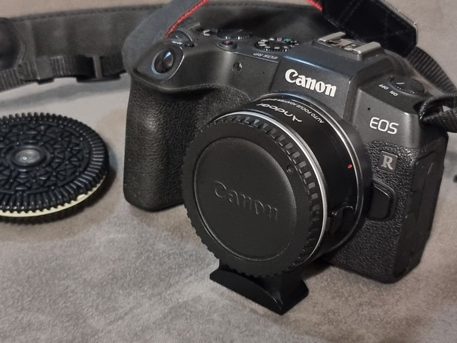 Canon EOS RP з адаптером EF-EOS R, обєктивом-заглушкою.