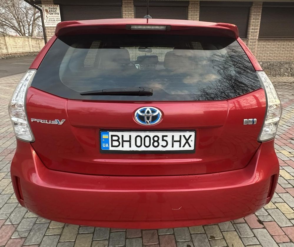 Toyota Prius V 2011 год не крашен